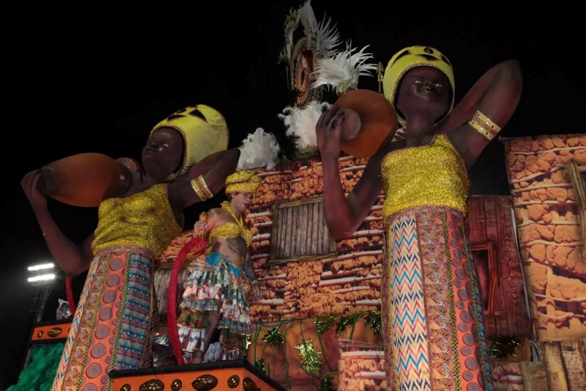 Pioneira no carnaval santista, a X-9, trouxe a favela como protagonista, o desfile não surpreendeu a arquibancada.